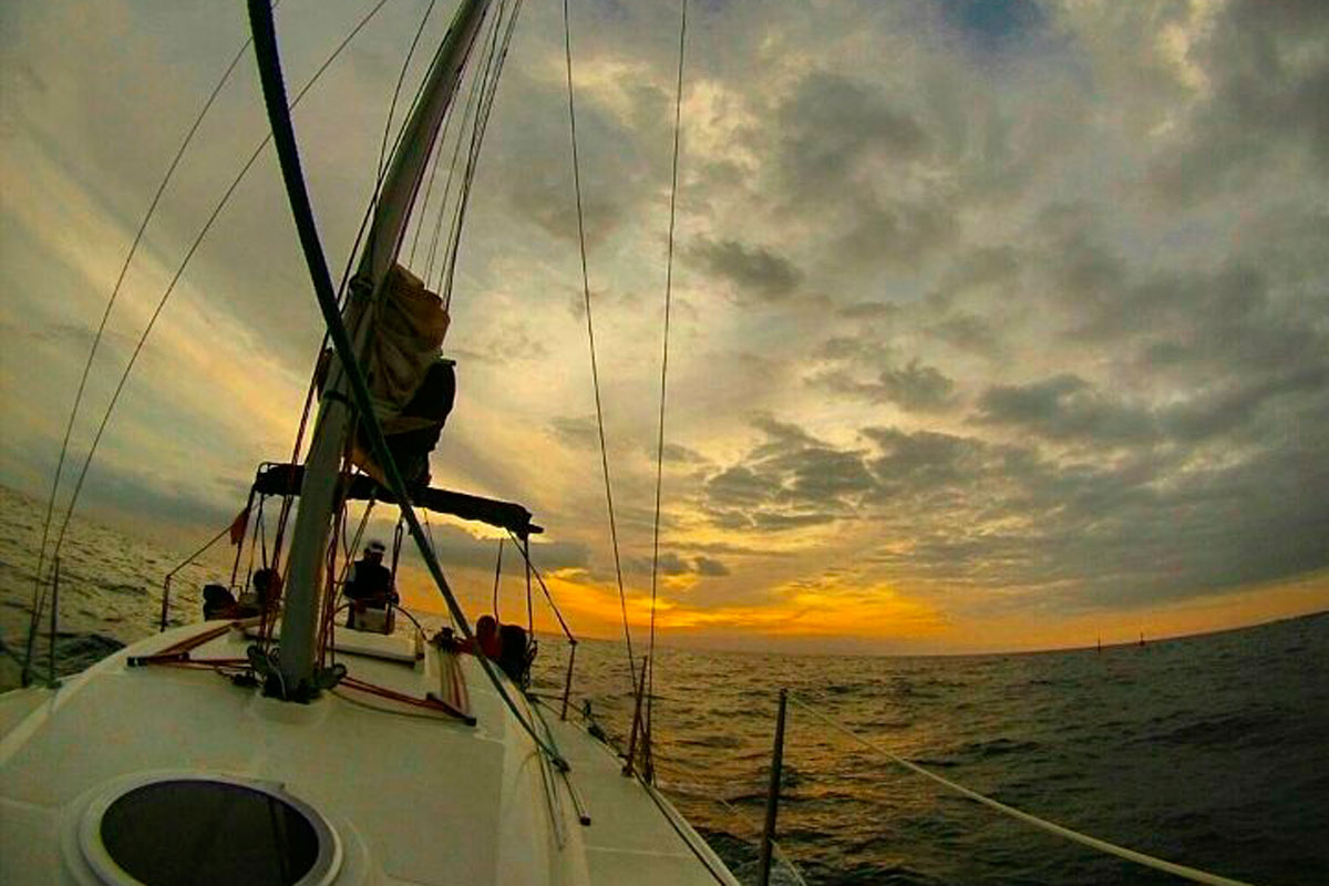 Navegando al atardecer en el mar cerca de Tenerife.
