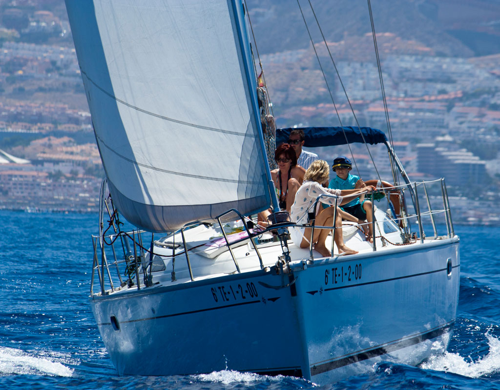 Personas navegando en un velero cerca de la costa de Tenerife.
