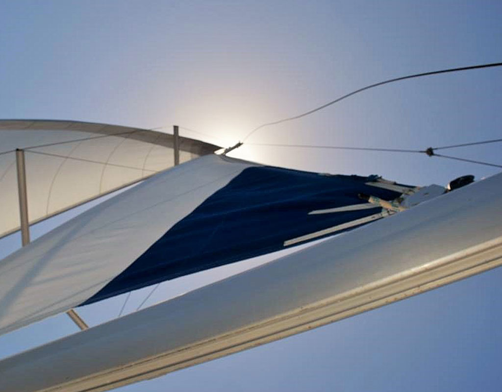 Vela de barco navegando en el cielo claro de Tenerife.