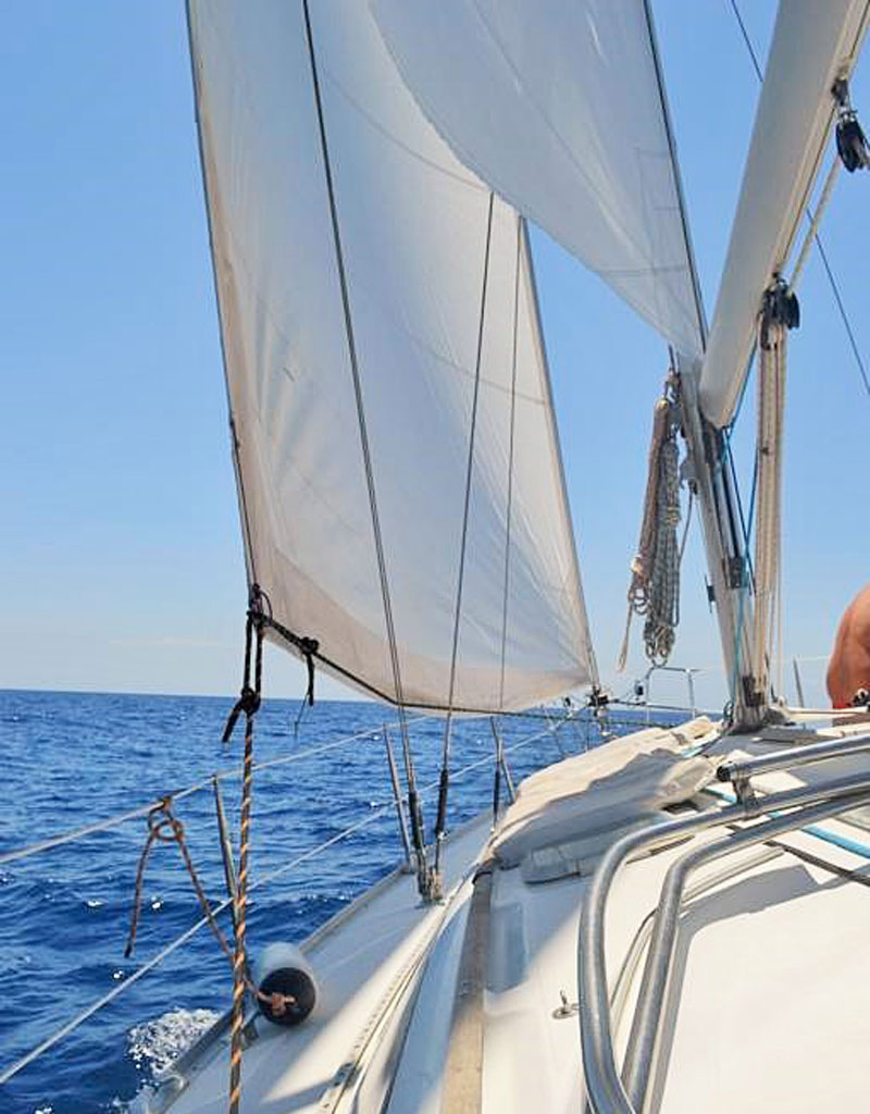 Navegando en velero por el mar cerca de Tenerife con cielo despejado.