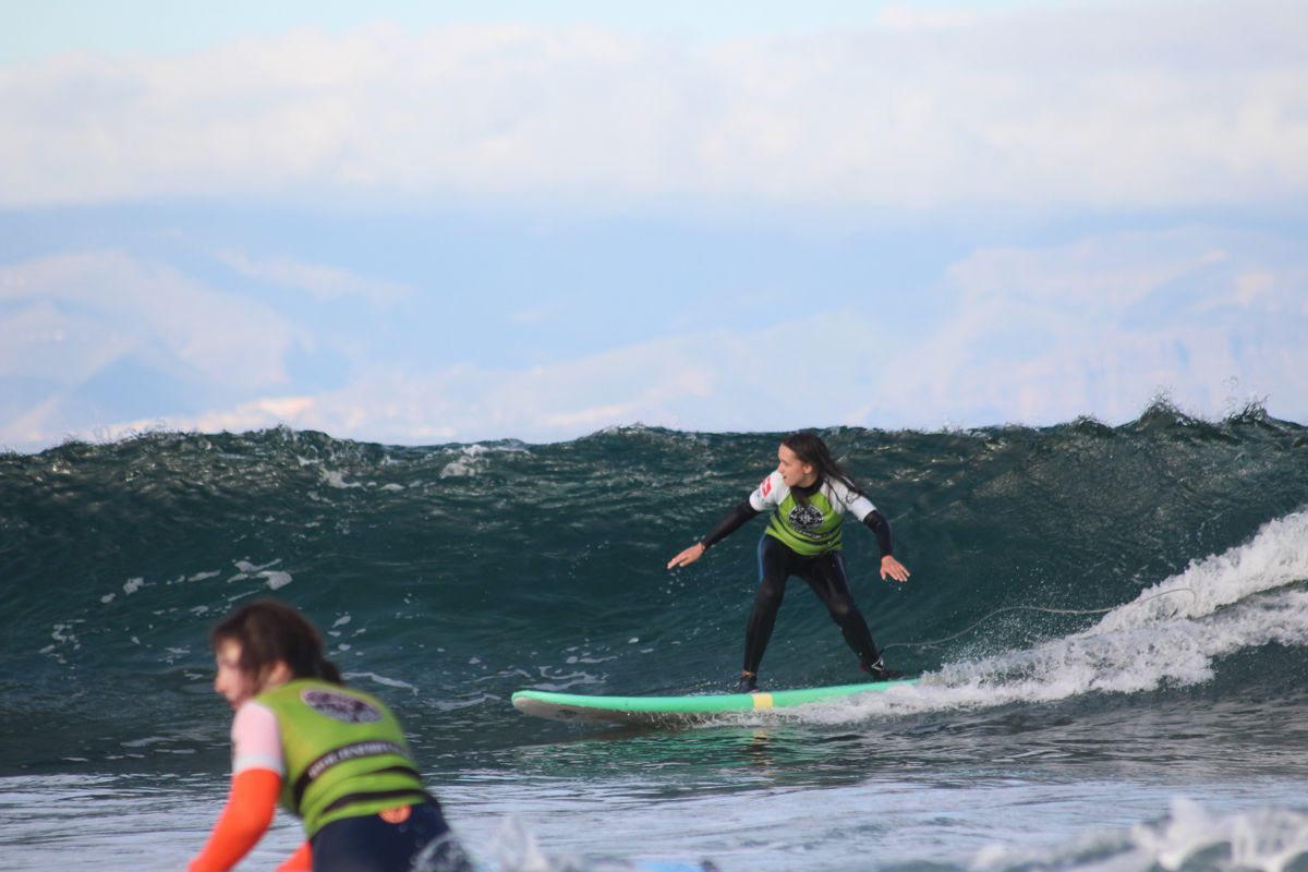 Surferos en acción sobre olas en Tenerife.