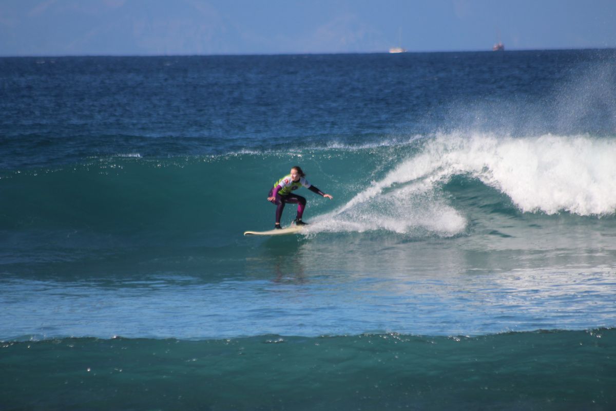 Persona haciendo surf en una ola en Tenerife.