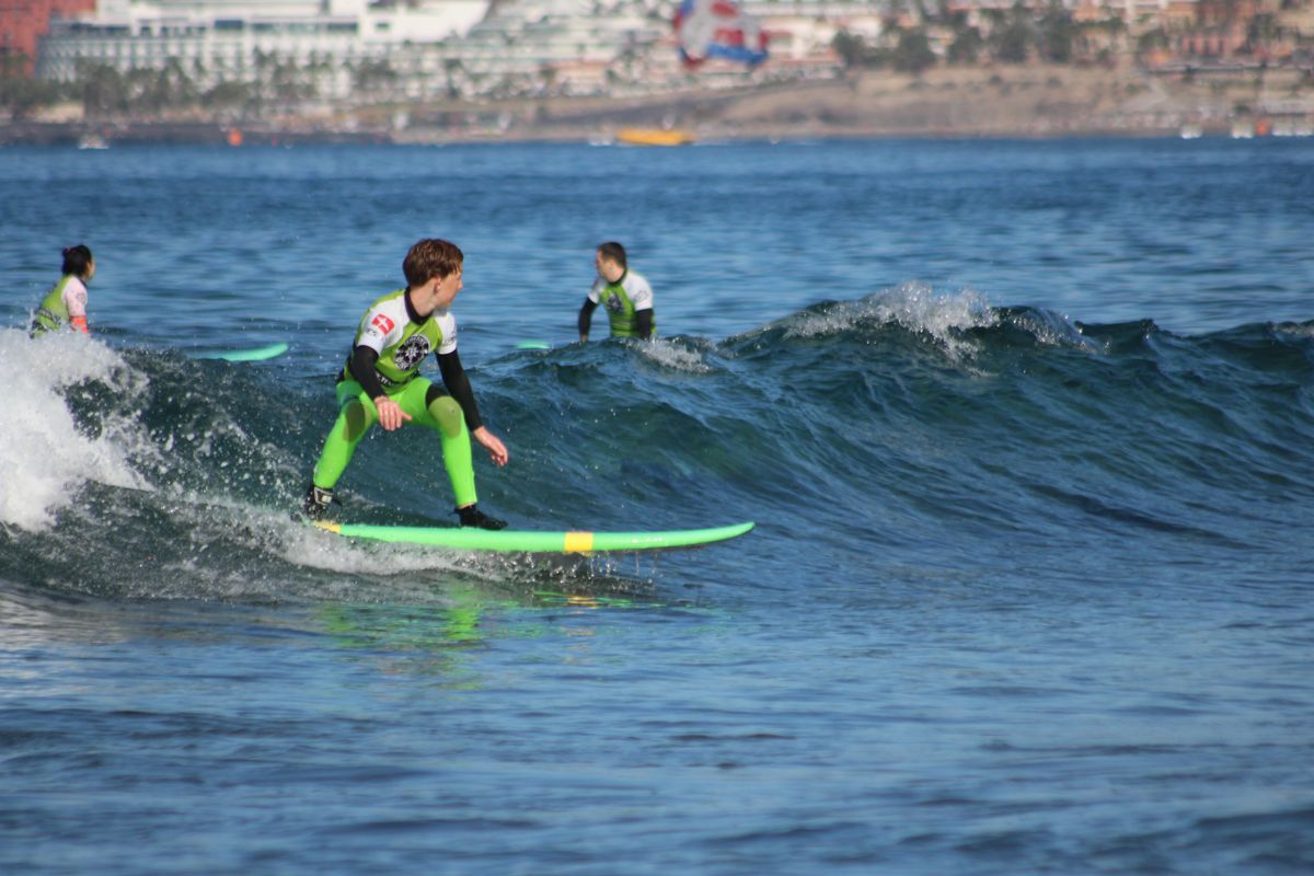Surfista en acción sobre una ola en las playas de Tenerife.