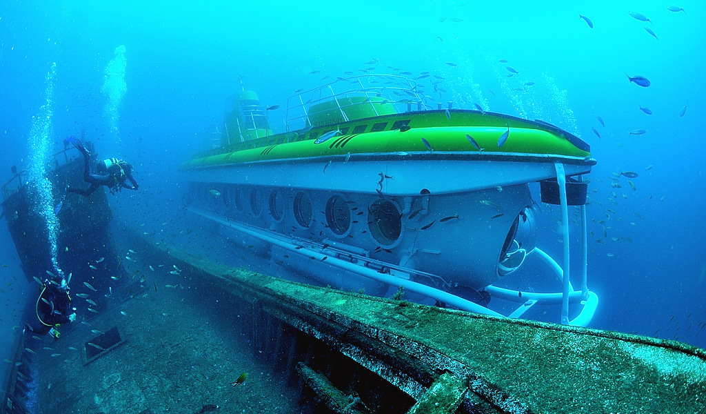 Submarino y buzos bajo el agua en aguas de Tenerife.