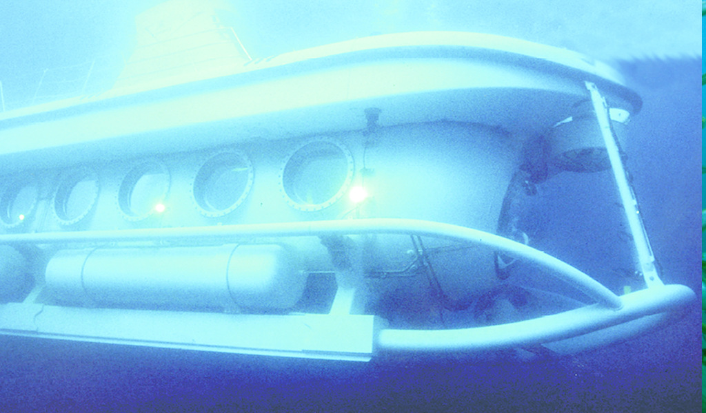 Submarino bajo el agua cerca de Tenerife.