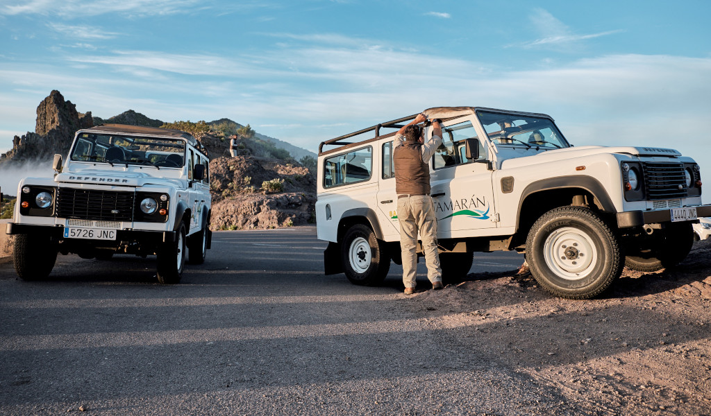 Vehículos Todoterreno Tamaran estacionados en paisaje montañoso de Tenerife.