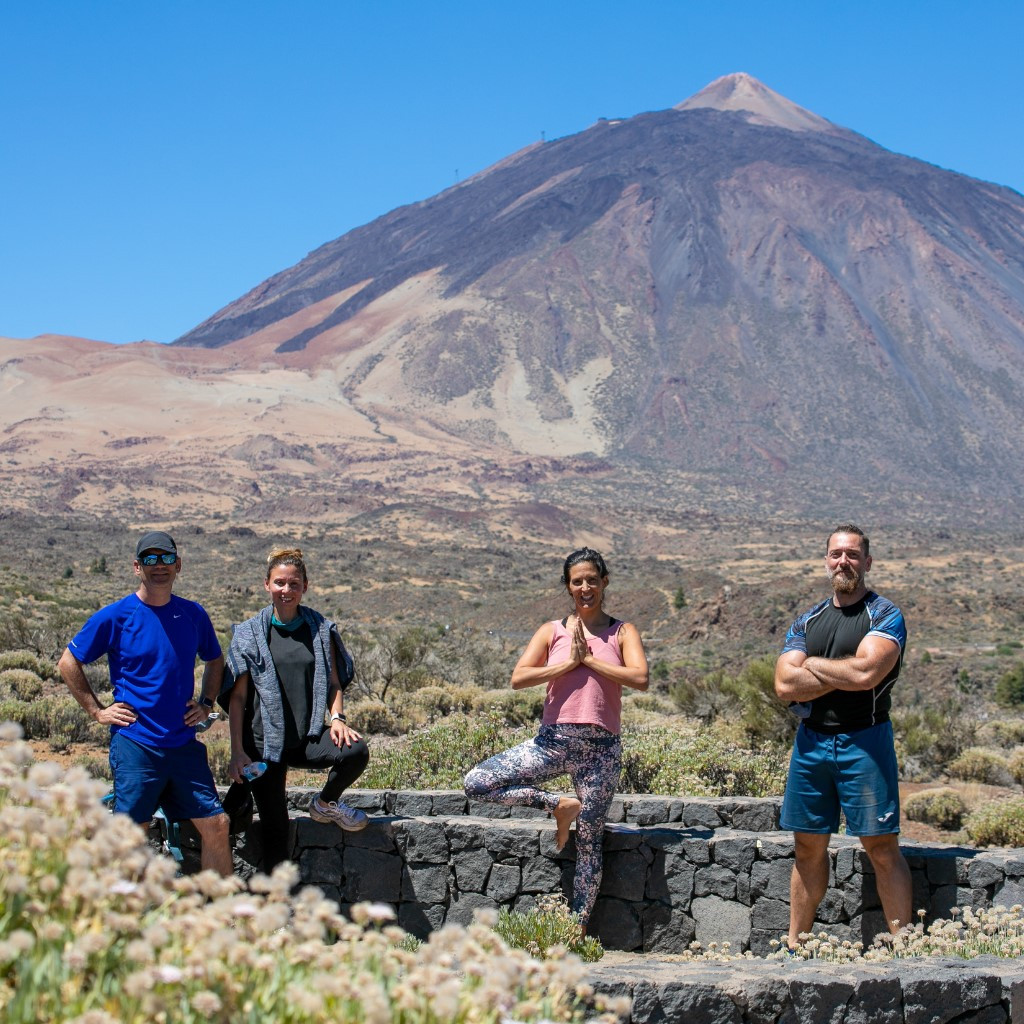 Cuatro personas posan en Parque Nacional del Teide, Tenerife.