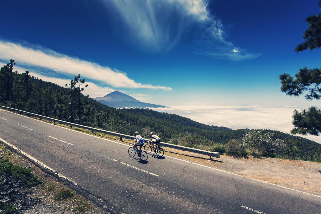 Ciclistas en carretera con vista al Teide en Tenerife.