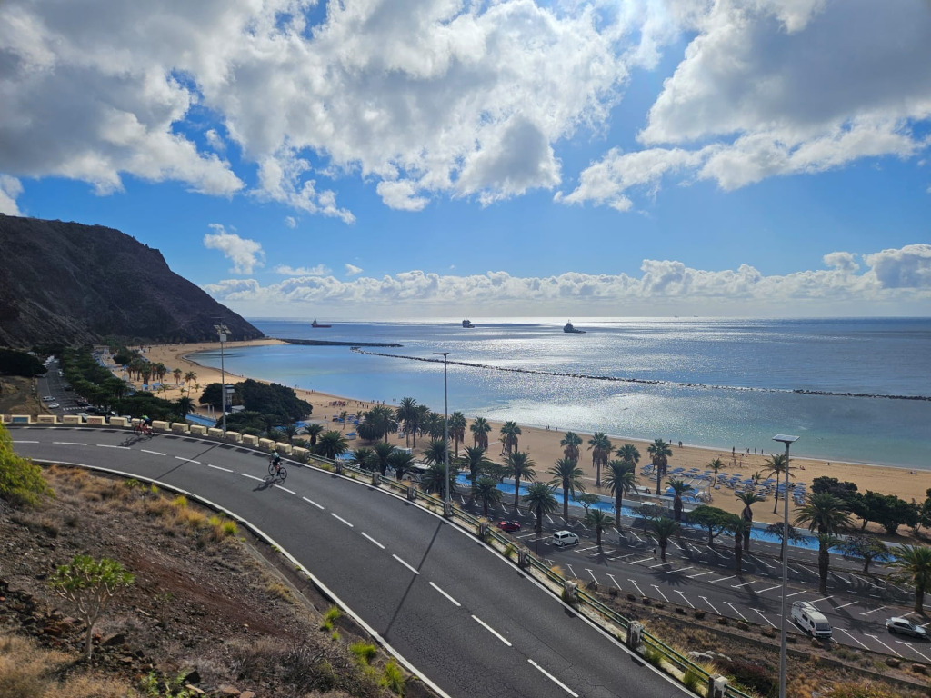 Playa de Las Teresitas en Tenerife con ciclistas en carretera y vista al mar.