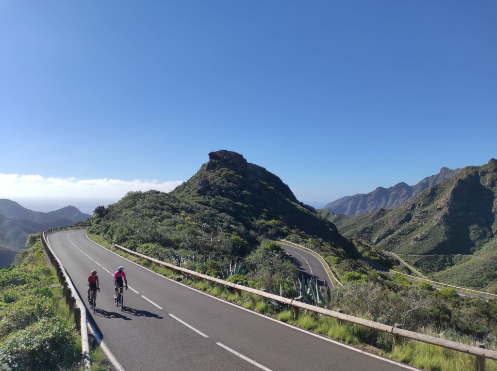 Dos ciclistas recorren una carretera sinuosa en las montañas de Tenerife.