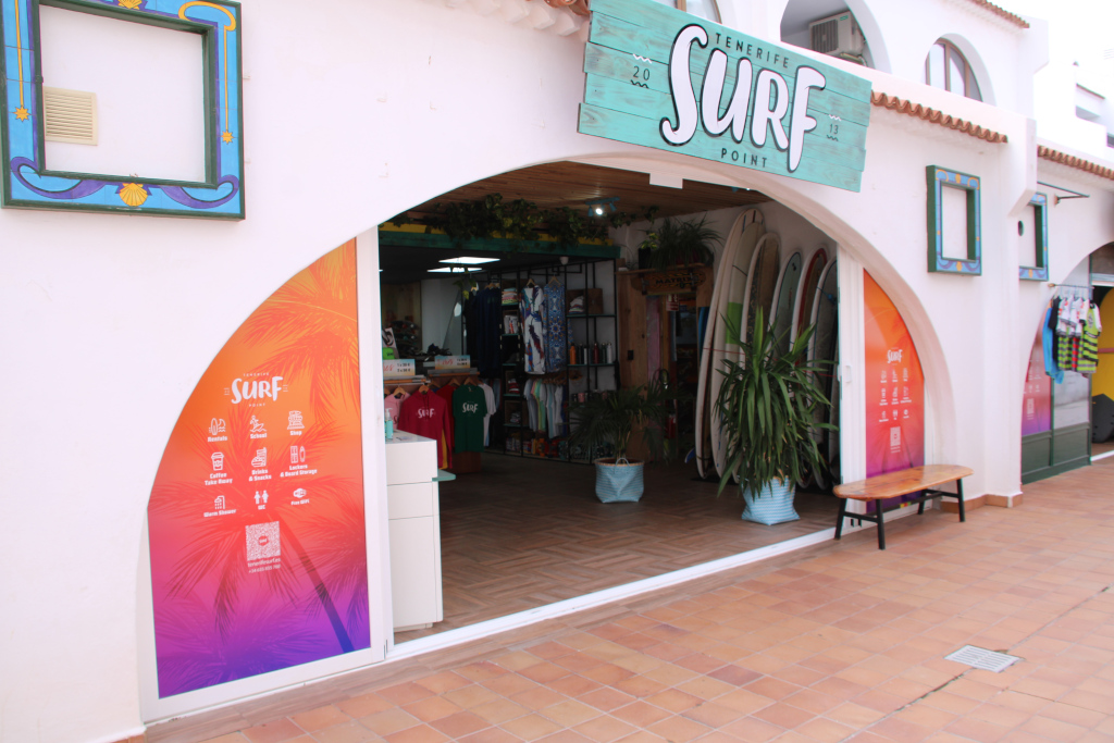 Tienda de surf Tenerife con tablas y ropa en exhibición.