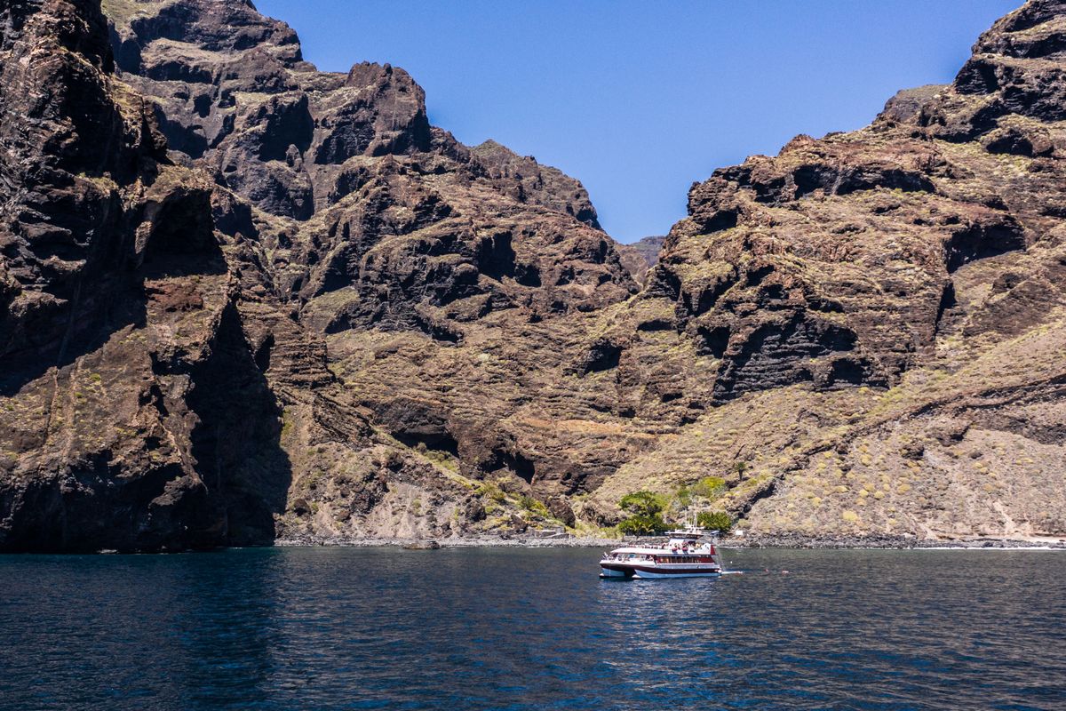 Barco navegando frente a los acantilados de Los Gigantes en Tenerife.