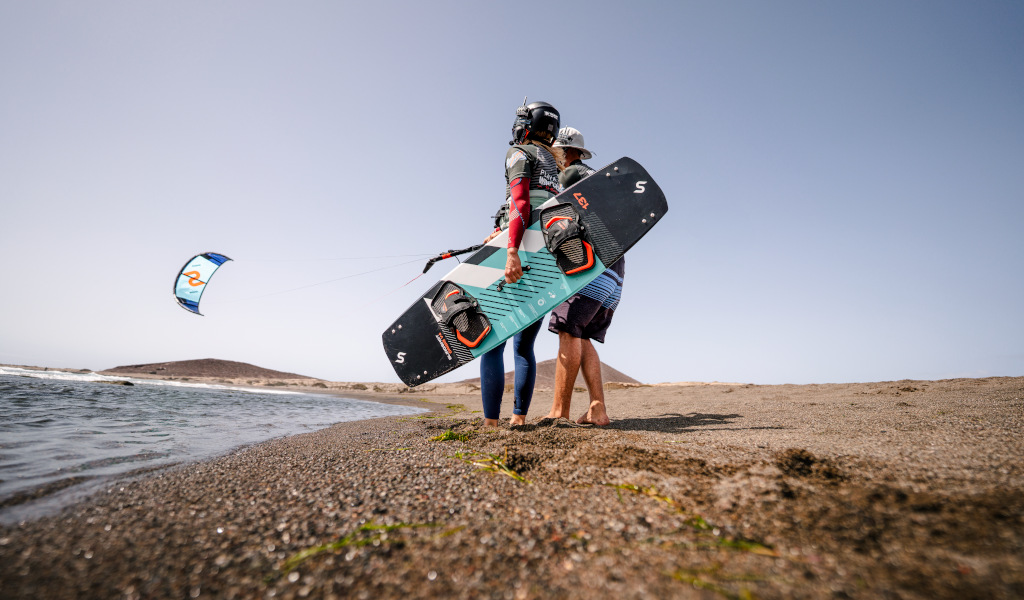 Personas preparándose para hacer kitesurf en El Médano, Tenerife.