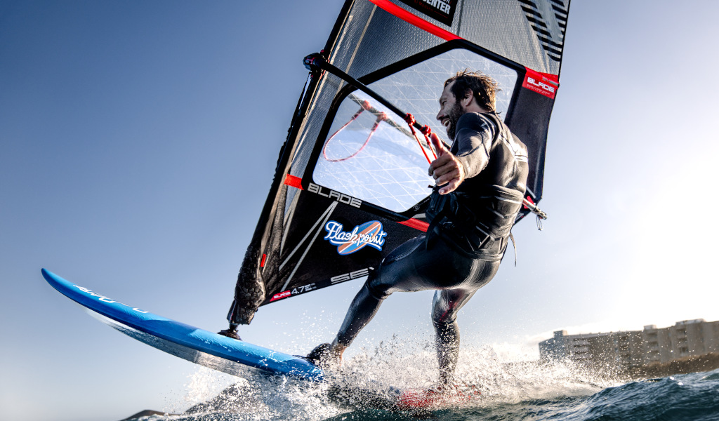 Persona practicando windsurf en la costa de Tenerife.