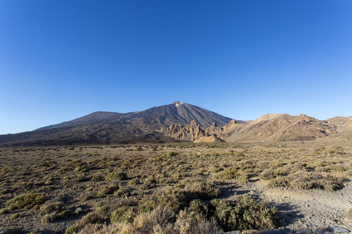 Paisaje del Teide en Tenerife con cielo despejado y terreno montañoso.