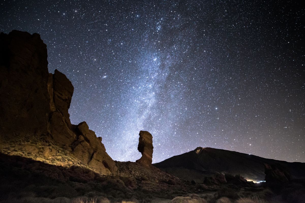Cielo estrellado sobre el paisaje del Teide en Tenerife.