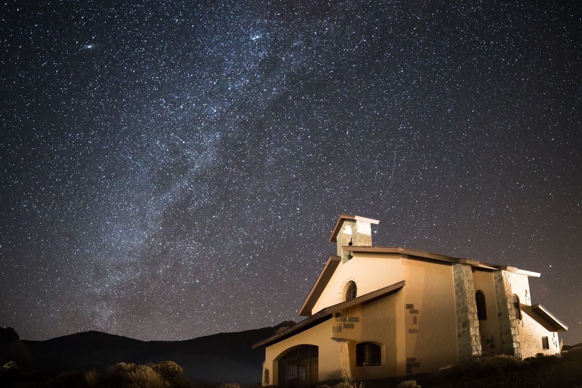 Cielo estrellado sobre una casa en Tenerife.