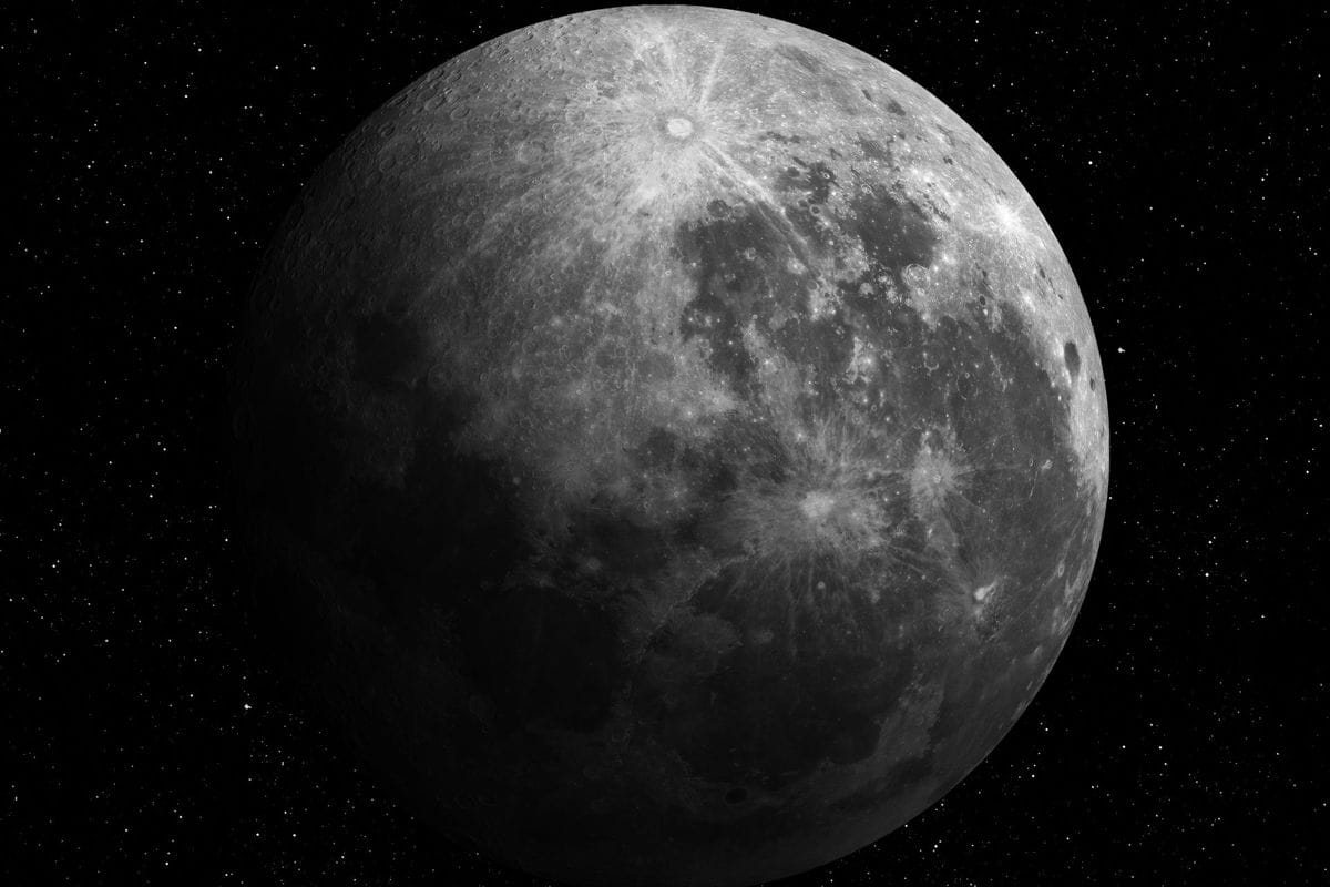 Luna en cuarto creciente sobre un fondo estrellado desde Tenerife.