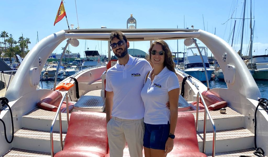 Pareja en un yate en un puerto deportivo en Tenerife.