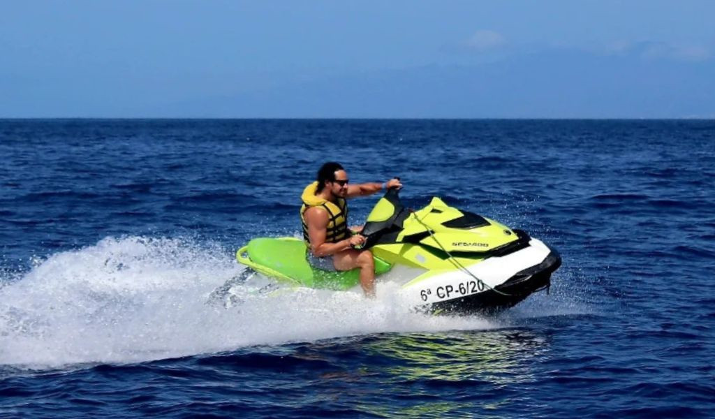 Persona conduciendo moto de agua en el mar de Tenerife. Texto visible: 6º CP-6/20.