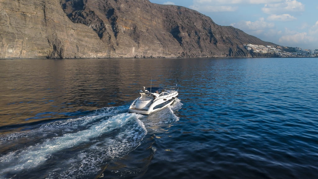 Barco navegando cerca de los Acantilados de Los Gigantes en Tenerife.