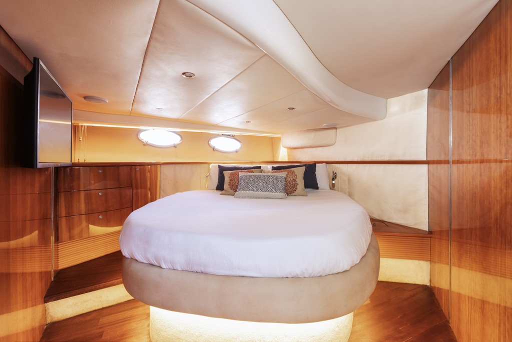 Cama con cojines en habitación de yate en Tenerife.