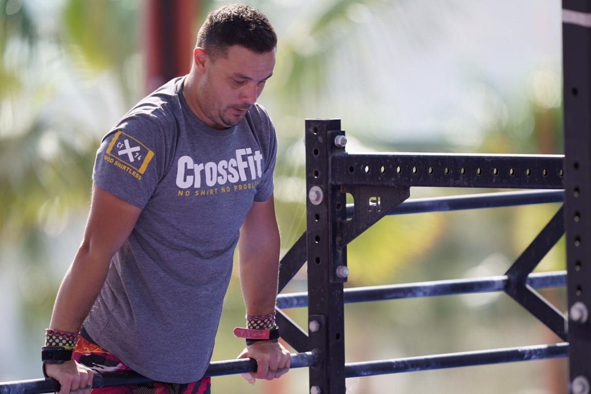 Hombre haciendo ejercicio de barras en gimnasio al aire libre en Tenerife.
