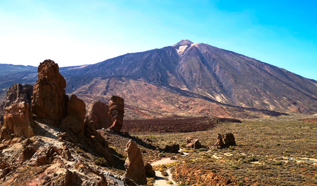 Montaña del Teide y formaciones rocosas en el Parque Nacional del Teide, Tenerife.