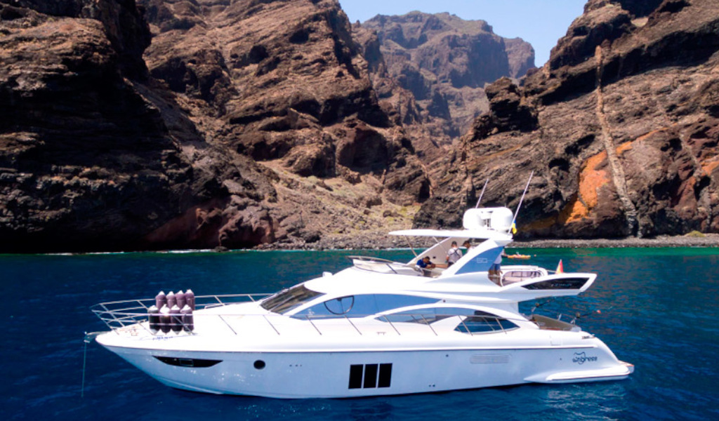 Yate navegando frente a los acantilados de Los Gigantes, Tenerife.