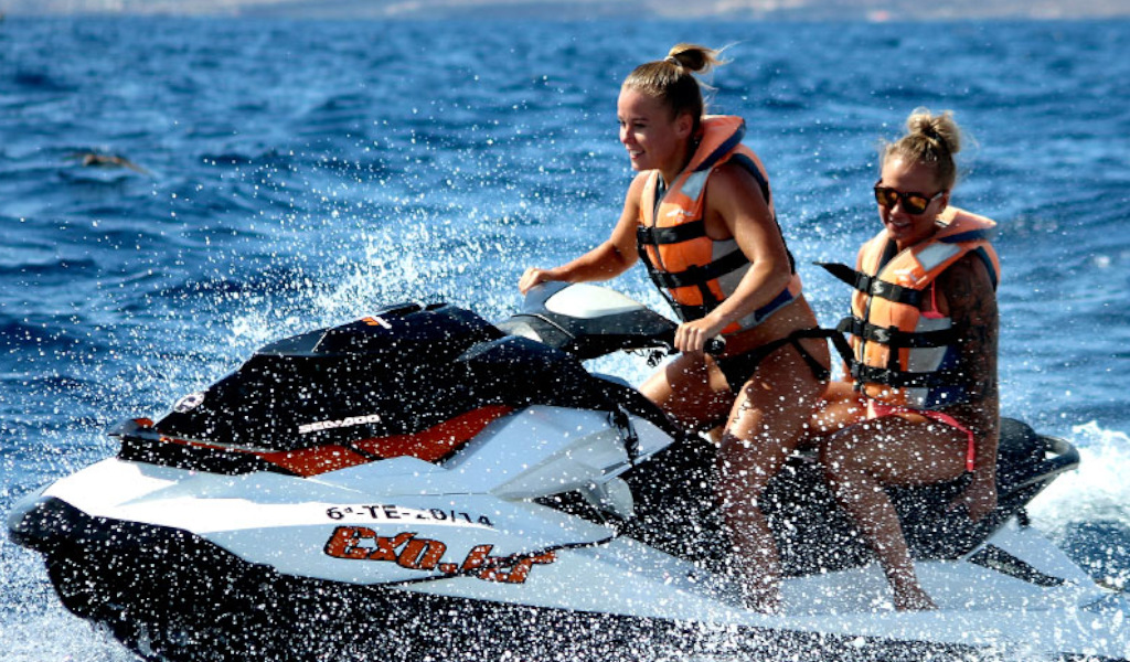 Personas en moto de agua en el mar cerca de Tenerife.