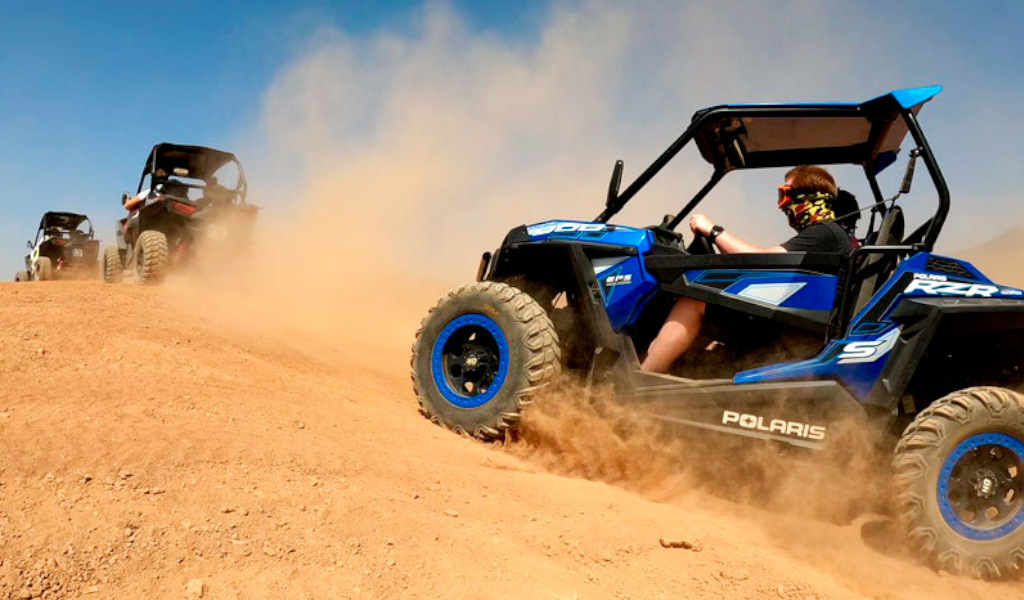 Vehículos todoterreno Polaris RZR en camino de tierra en Tenerife.
