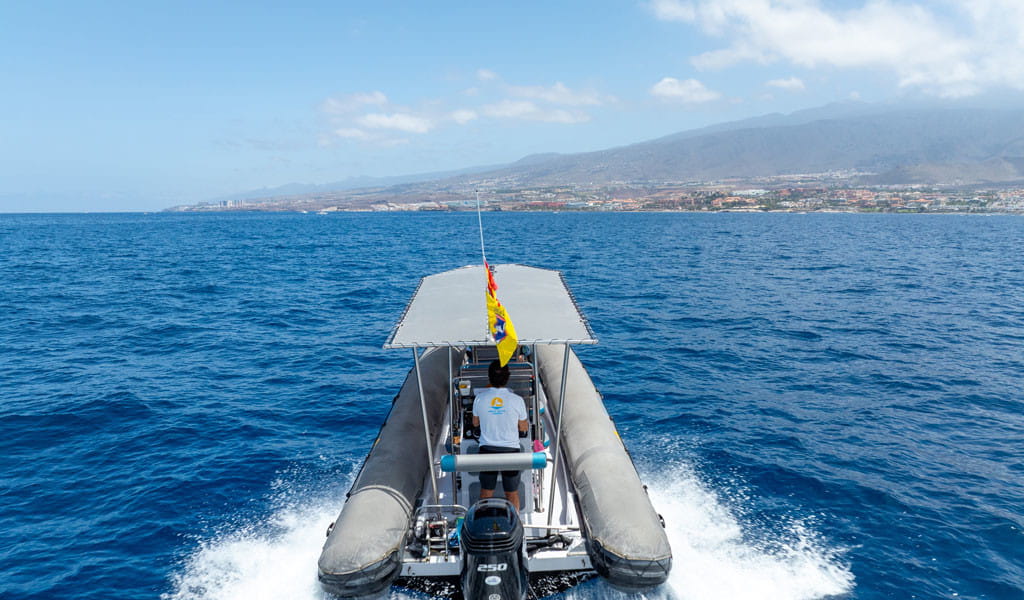 Lancha en el océano con vistas a la costa de Tenerife.