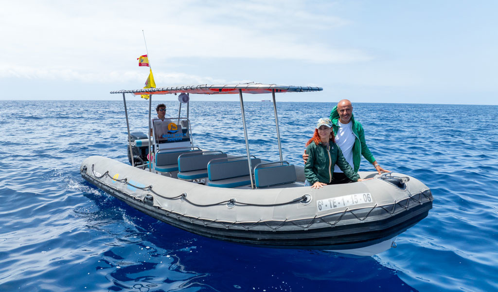 Personas en un bote inflable sobre el mar en Tenerife.