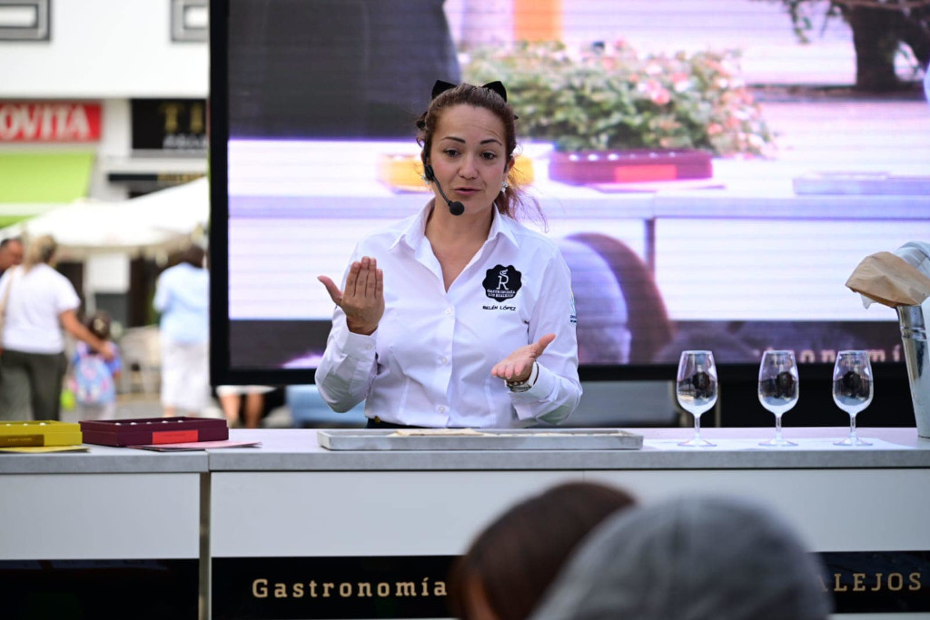 Persona haciendo demostración culinaria en evento de gastronomía en Los Realejos.