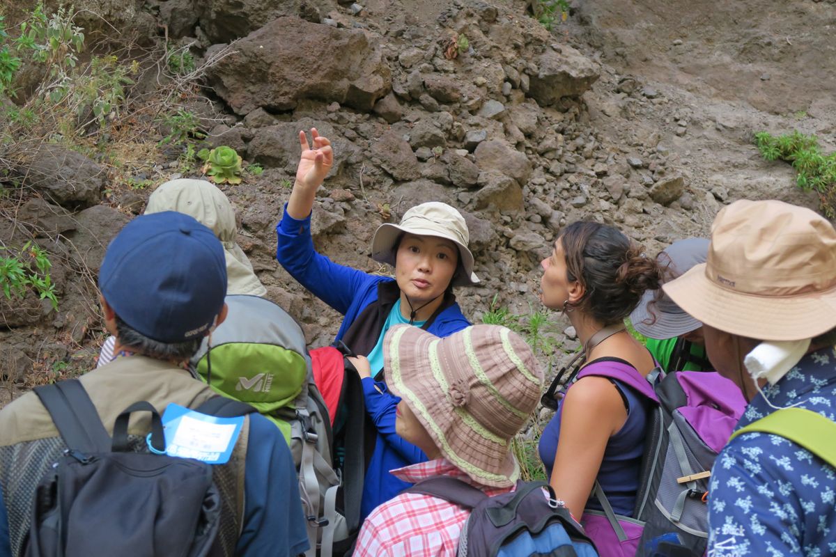 Grupo de excursionistas en una charla sobre formaciones rocosas en Tenerife.