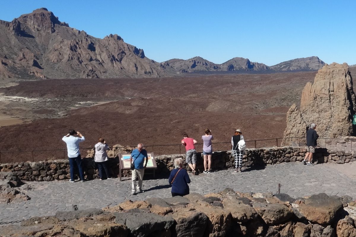 Personas observando el paisaje volcánico del Teide en Tenerife.