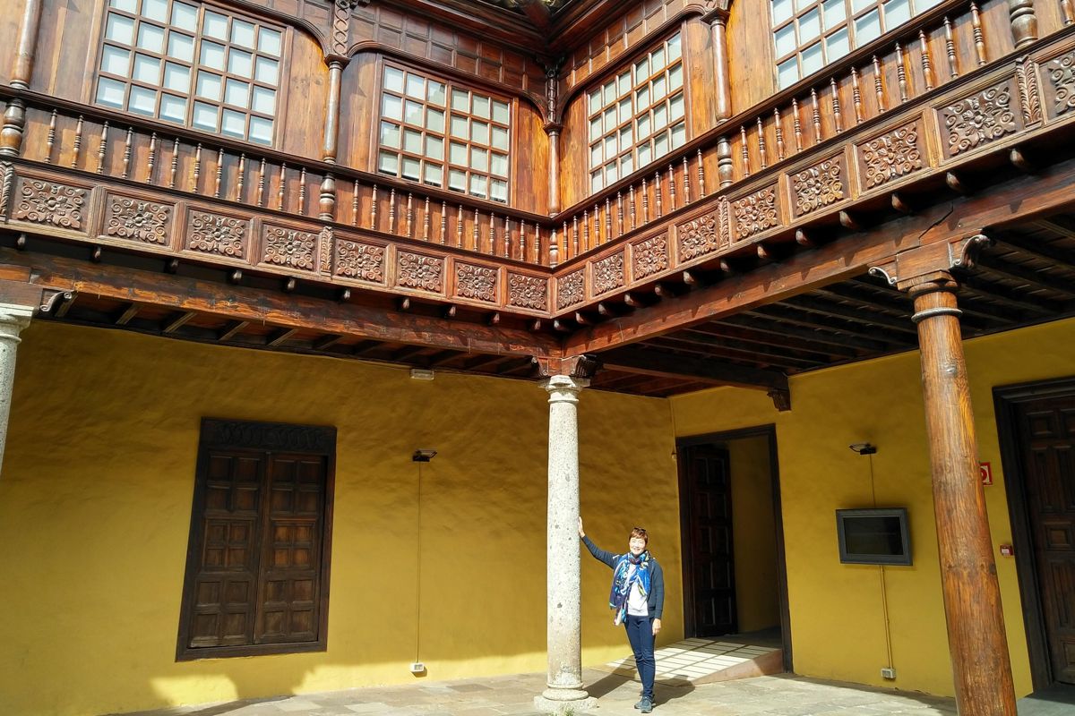 Patio interior con columnas y madera tallada en San Cristóbal de La Laguna, Tenerife.