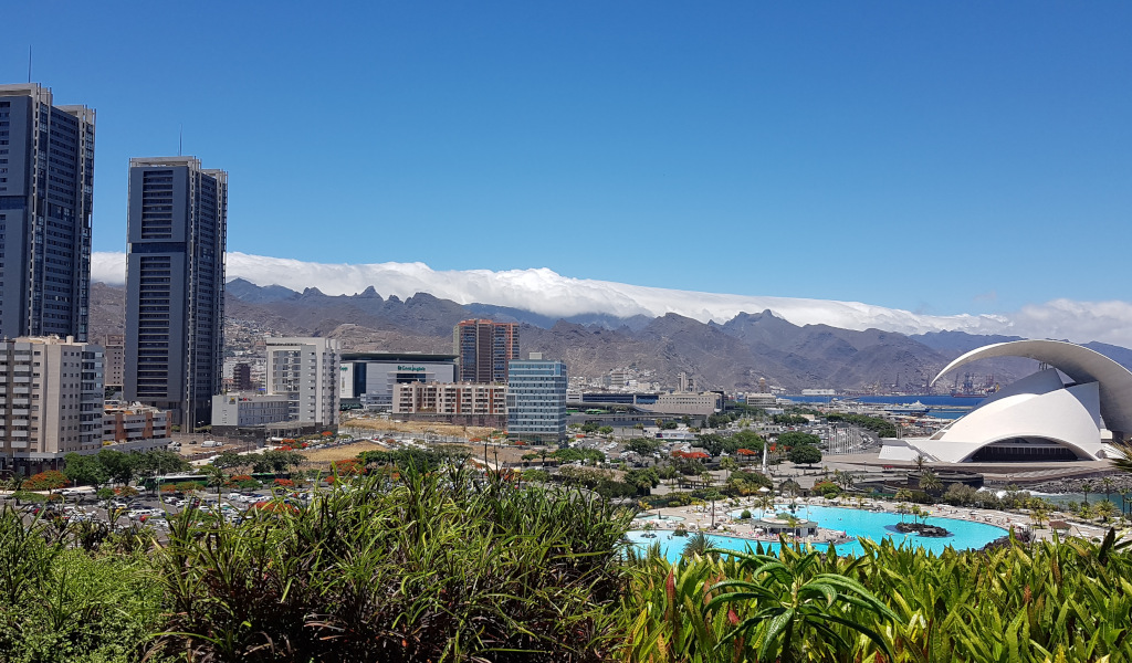 Vista de Santa Cruz de Tenerife con el Auditorio de Tenerife y rascacielos de fondo.