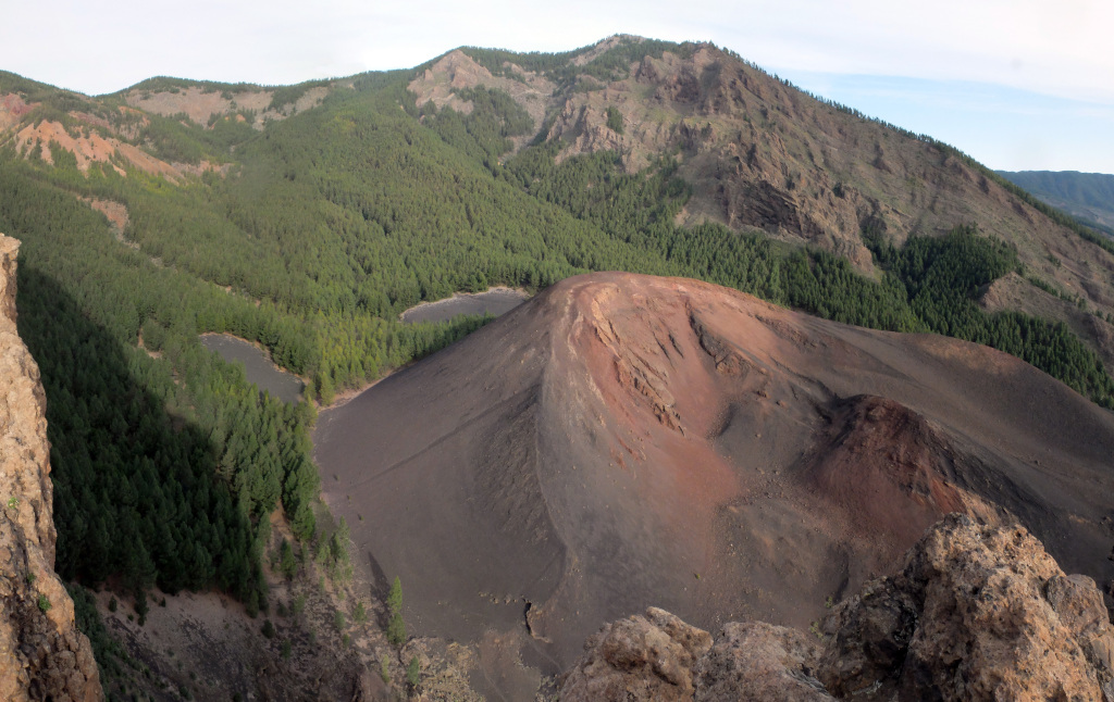 Vista del cráter volcánico rodeado de bosque en El Hierro, Tenerife.