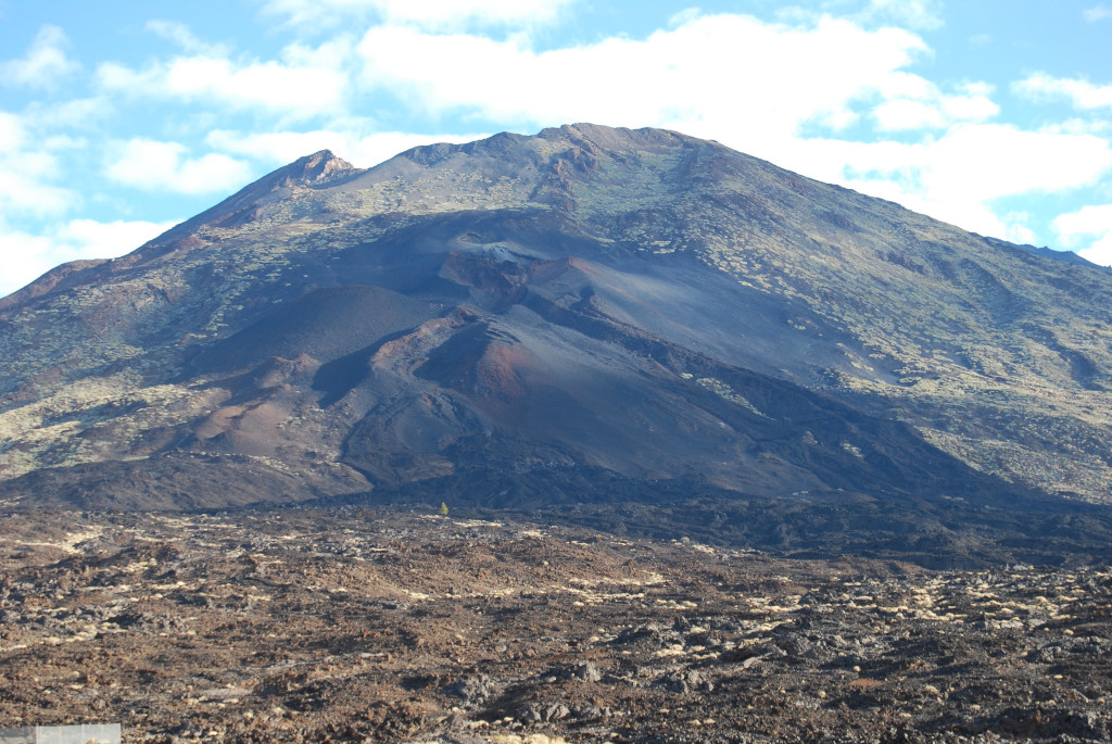 Cumbre del Teide en Tenerife, paisaje volcánico y cielo azul.