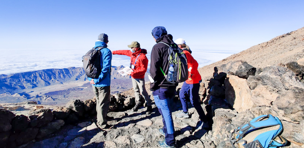 Excursión en grupo en la cima del Teide, Tenerife, con vistas panorámicas.