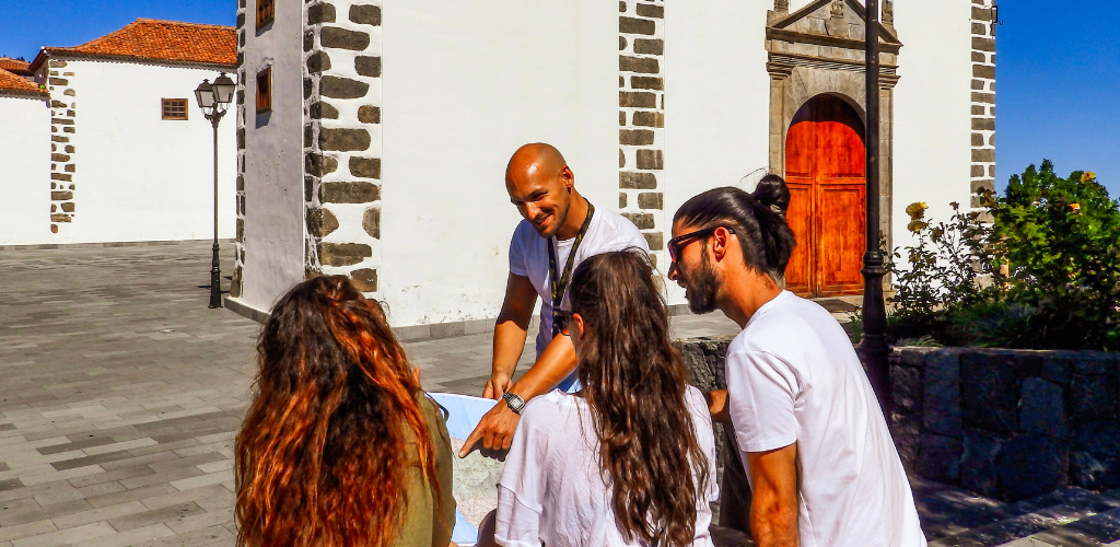 Grupo de personas observando un mapa frente a una iglesia en La Laguna, Tenerife.