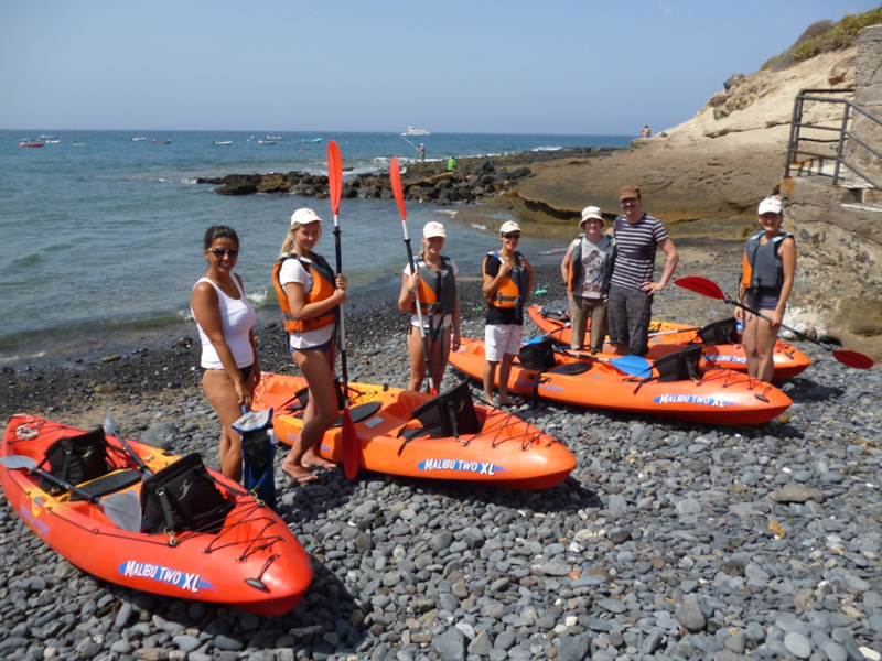 Grupo con kayaks en la playa de Tenerife, listos para una excursión.