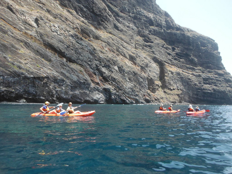 Personas practicando kayak frente a los acantilados de Los Gigantes en Tenerife.