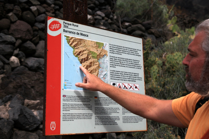 Señal informativa de Barranco de Masca en el Parque Rural de Teno mostrando mapa y advertencias.