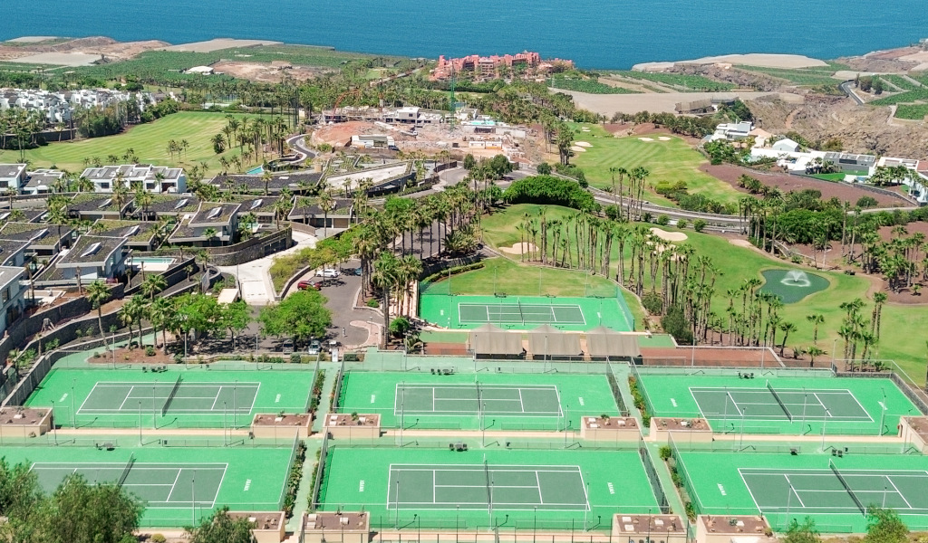 Vista aérea de canchas de tenis y campo de golf en Tenerife junto al mar.