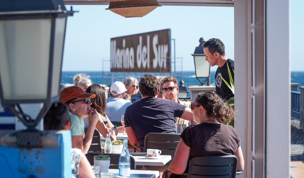 Marina del Sur Tenerife Grupo de personas en cafetería