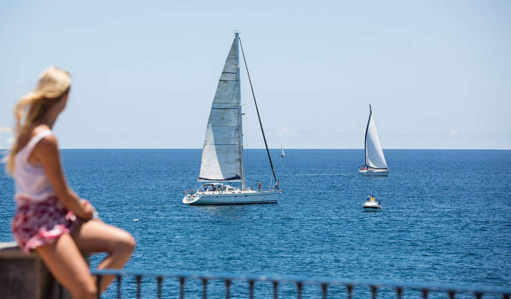 Marina del Sur Tenerife Persona observando velero