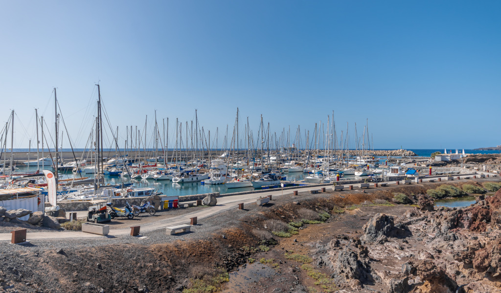 Puerto de Los Gigantes en Tenerife con barcos atracados y mar azul.