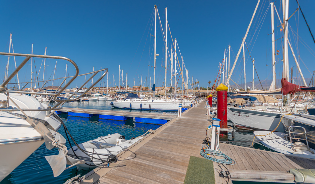 Muelle con veleros atracados en el puerto de Las Galletas, Tenerife.